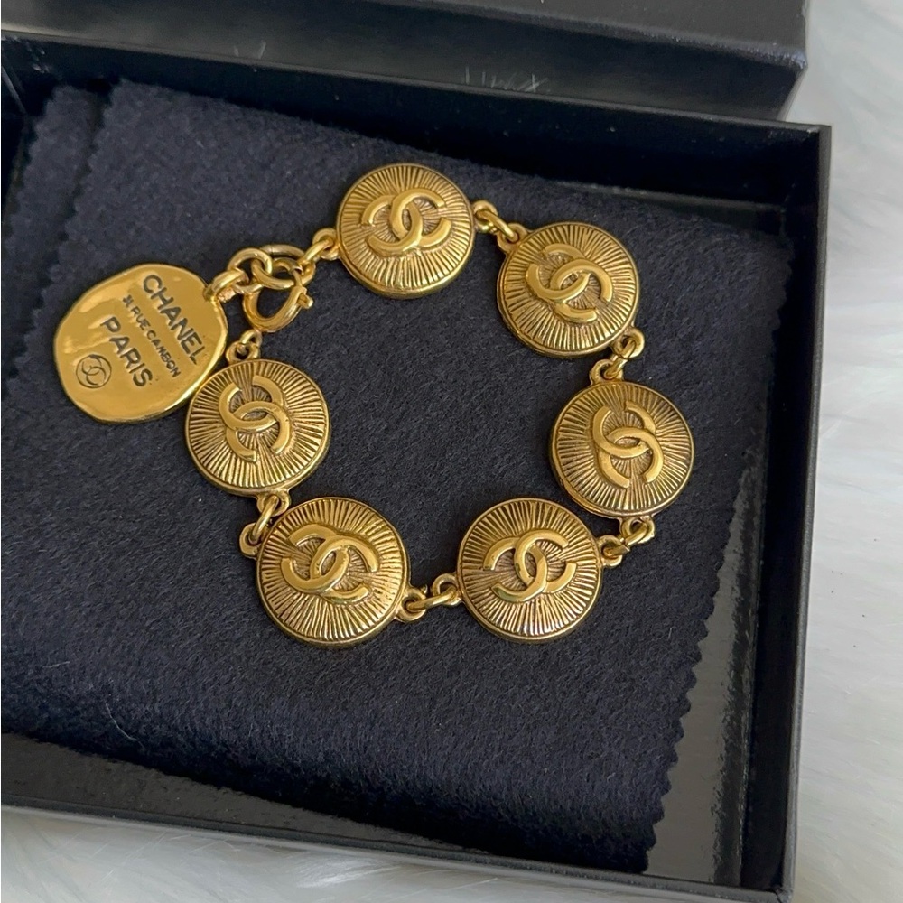 Stunning CC Bracelet - Picture 4 of 14